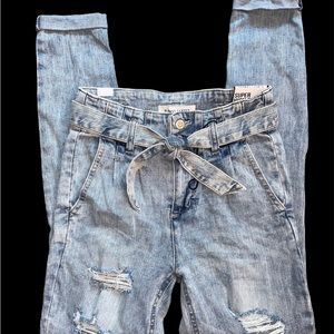 NWT-Jrs ALMOST FAMOUS SZ 1 Super High Rise Trouser Ripped Jeans Paper Bag Belted